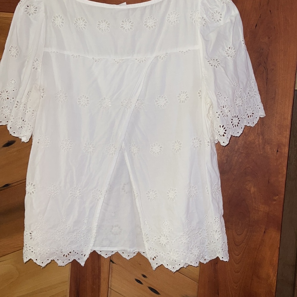 GAP- Eyelet Scalloped Top - Picture 4 of 5